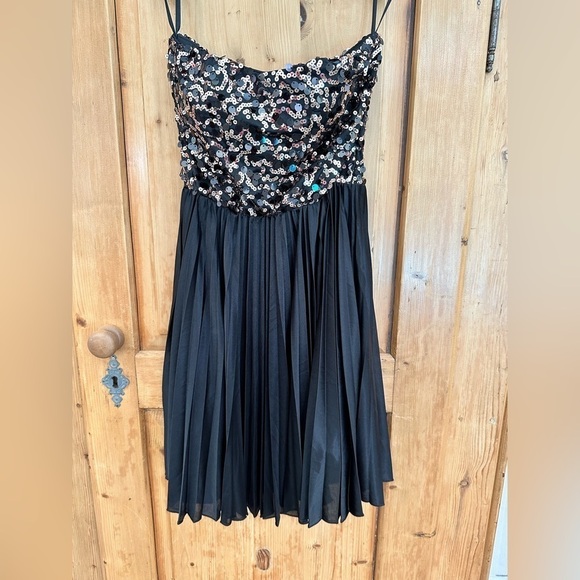 Women’s Cocktail Dress With Sequin Top and Black Pleated, Lined Skirt Size Small - Picture 13 of 13